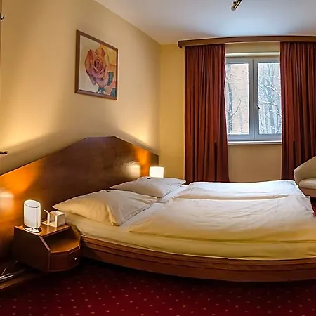 Hotel West