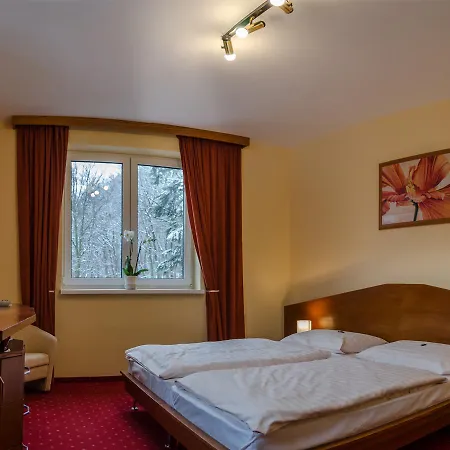 Hotel West